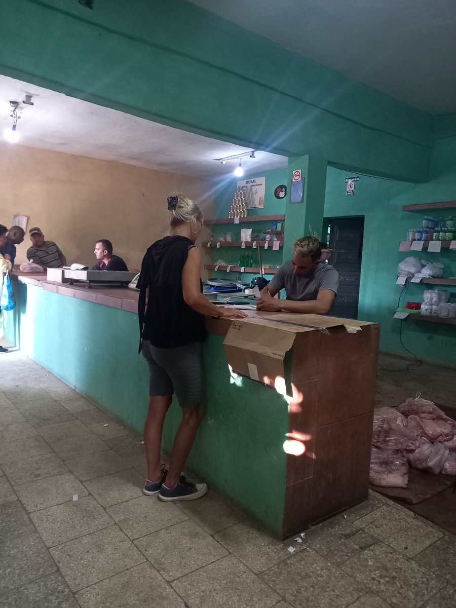 Hoy es un domingo como cualquier día de la semana , los trabajadores de la unidad La palmera perteneciente al consejo popular Colón comprometidos con nuestro pueblo  para que este 2022 termine como  este pueblo se merece ellos están haciendo Revolución.