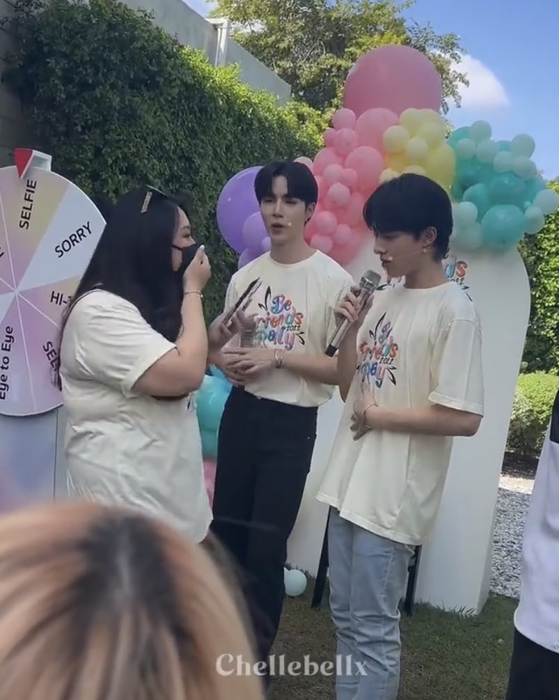 zunshinenunew's tweet photo. La fan le contaba a Nu que está embarazada y Nu se agarraba su propia pancita😭😭😭💗
la única explicación aquí es NuNew omega. https://t.co/v4JARWjFu7