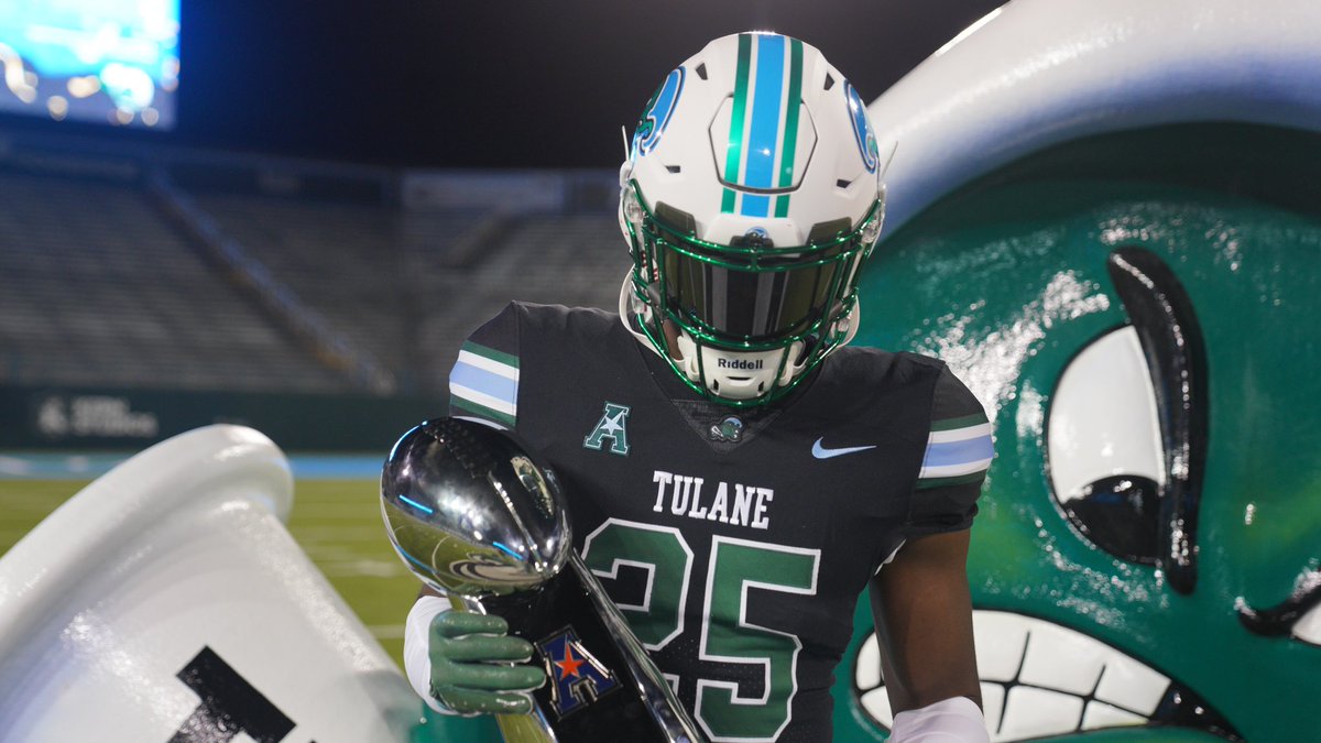 THE_DAGU's tweet photo. OV in NOLA✅ #RollWave @GreenWaveFB https://t.co/zVwd0wmnBK