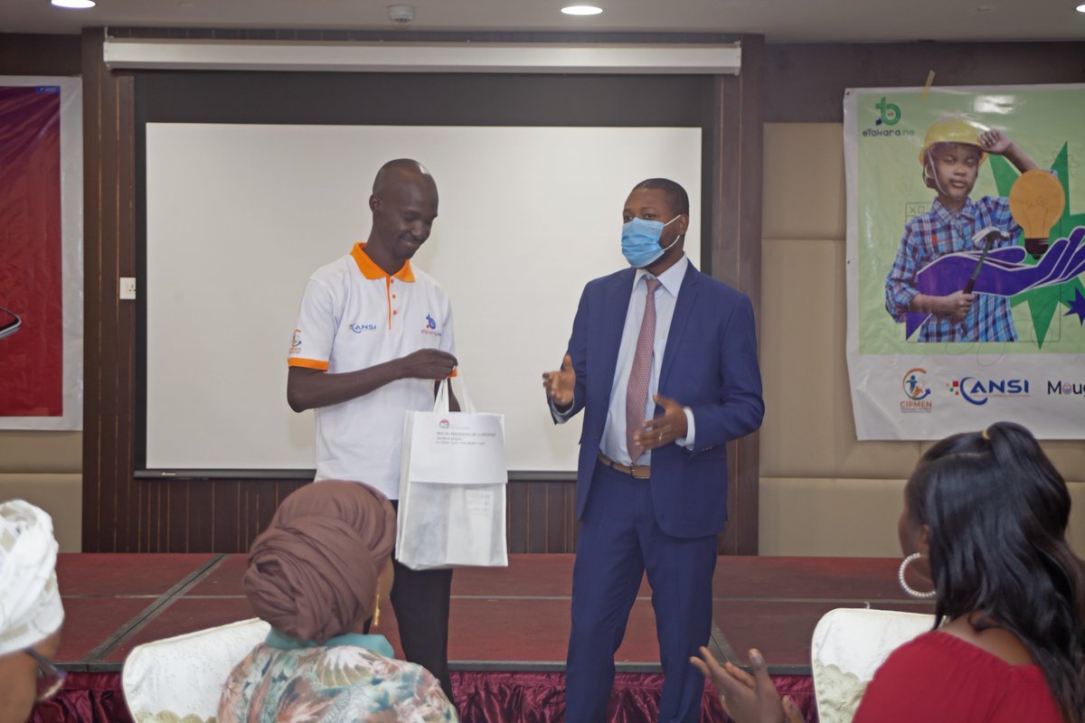 Retour en images sur la cérémonie de remise des prix aux gagnants de la compétition nationale de l'innovation <a href="/eTakaraNiger/">eTakara Niger (Senior)</a>  2022 qui s'est tenue le Vendredi 16 Décembre 2022 à l'Hôtel Bravia de Niamey.

#ETakara2022 #Lauréat_ETakara