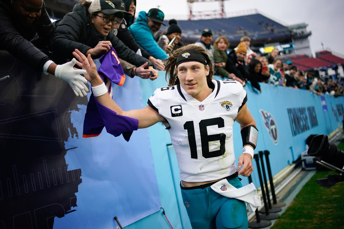 MySportsUpdate's tweet photo. Trevor Lawrence in his last six games:

- 27/42, 318 yards, 4 TDs
- 30/42, 368 yards, 3 TDs
- 17/31, 179 yards, 1 TD
- 29/37, 321 yards, 3 TDs
- 29/40, 259 yards, 2 TDs
- 25/31, 235 yards, 1 TD

Overall: 157/223 (70.4%), 1,680 yards, 14 TDs, 1 INT.

Jags are 4-2 in that stretch. https://t.co/btLIN1bzb5