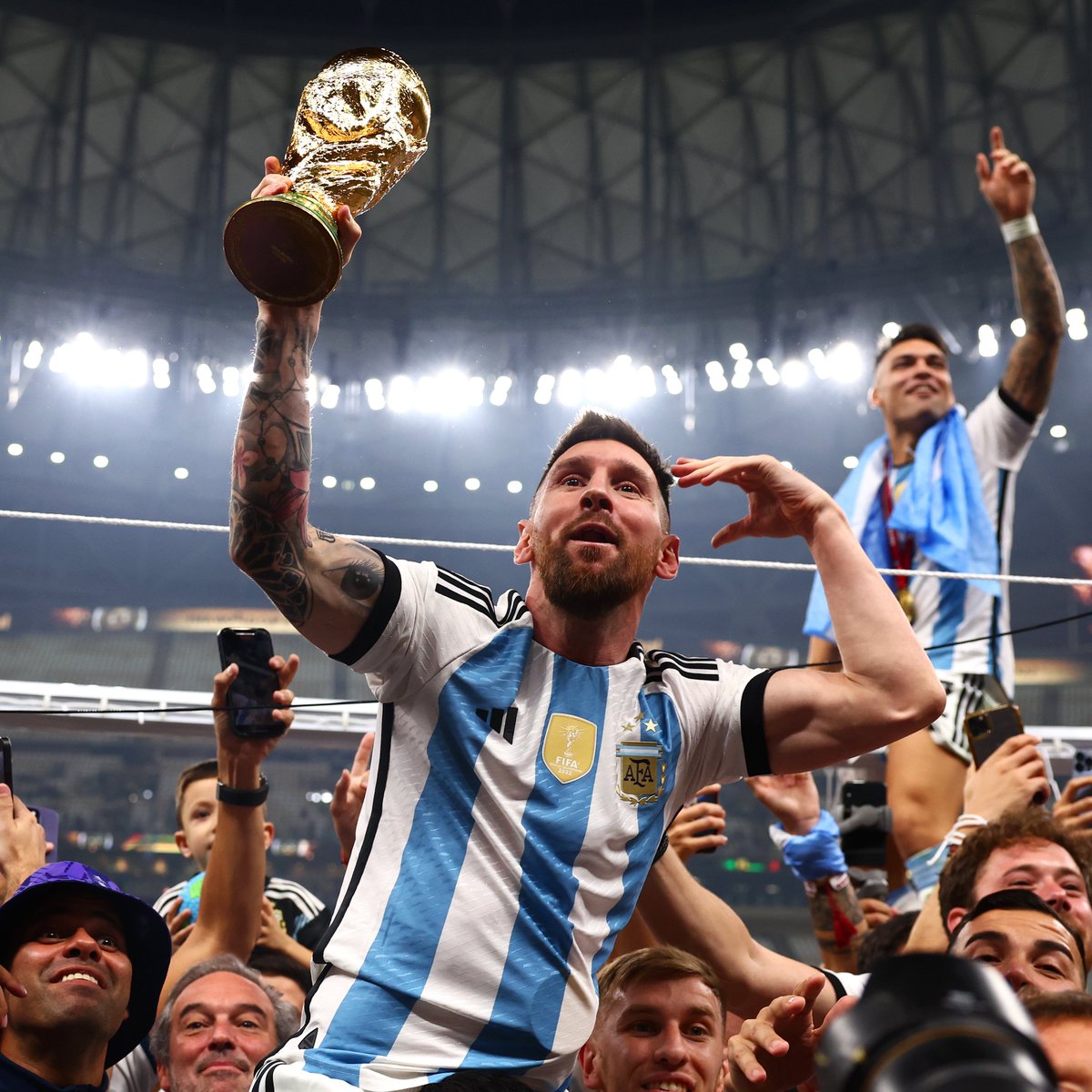 fifaworldcup_es's tweet photo. Mejor que dos son tres...🎶🏆🏆🏆🇦🇷

🎤 @lalioficial https://t.co/mMNZt9ywTX