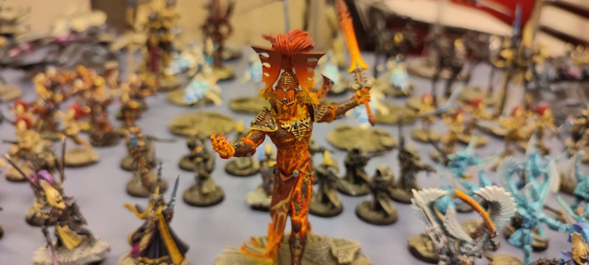 Un precioso e impresionante Armi Aeldari de Fernando uno de los miembros de la asociación.