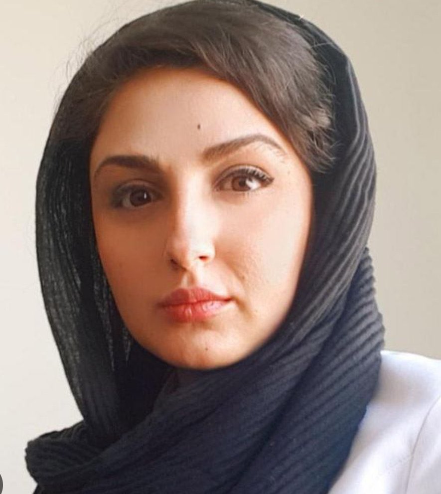 Aida Rostami era una joven doctora que asistía a los manifestantes heridos durante las protestas en Irán.

Su cuerpo ha sido encontrado con signos evidentes de tortura.