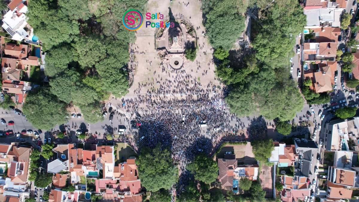 #SALTA Miles de salteños salieron a festejar al monumento #MartinMigueldeGuemes GRACIAS CAMPEONES por esta alegria al pueblo argentino🏆🇦🇷 ⭐⭐⭐ #ArentinaCampeonDelMundo #ArgentinaCampeon 💙🤍💙 #MundialQatar2022 @lioscaloni @Argentina