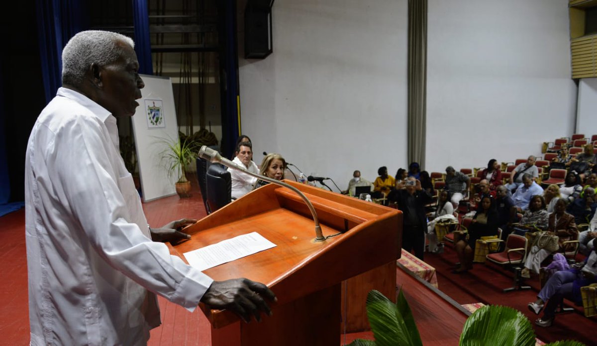 #Cuba🇨🇺 | Esteban Lazo, presidente de <a href="/AsambleaCuba/">Asamblea Nacional Cuba</a>: 
"Todo el reconocimiento a los delegados que concluyeron su mandato. Gracias por su labor y entrega a la Patria, por estar en la primera trinchera en defensa de la Revolución y del #PoderPopular".
(2/2)