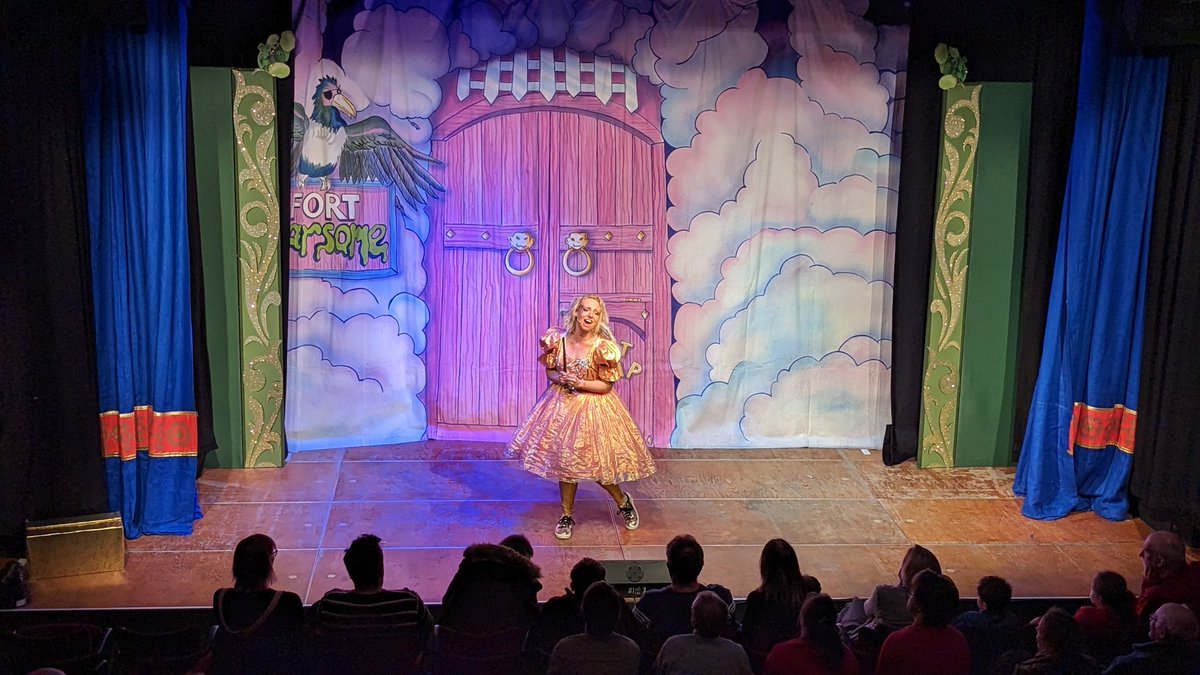 hayleyevenett's tweet photo. Having a blast at @FisherTheatre with @redduckproduck &amp; @UsUpshoot 's Jack &amp; The Beanstalk ❤️🌱🐄 https://t.co/b7pYGvGvCY