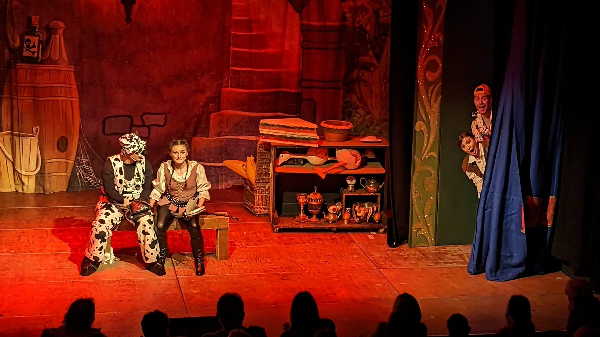 hayleyevenett's tweet photo. Having a blast at @FisherTheatre with @redduckproduck &amp; @UsUpshoot 's Jack &amp; The Beanstalk ❤️🌱🐄 https://t.co/b7pYGvGvCY