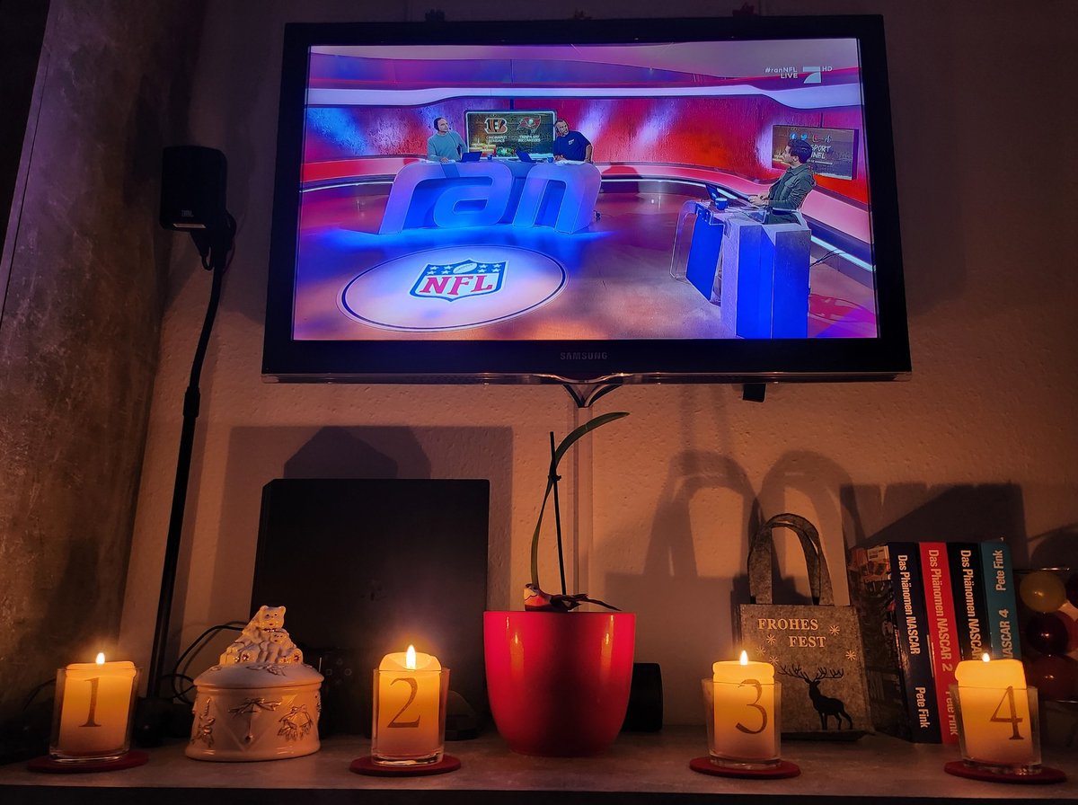 MKinTown's tweet photo. Gemütlich auf der Couch..... #ranNFL https://t.co/cYKwCi0WoE