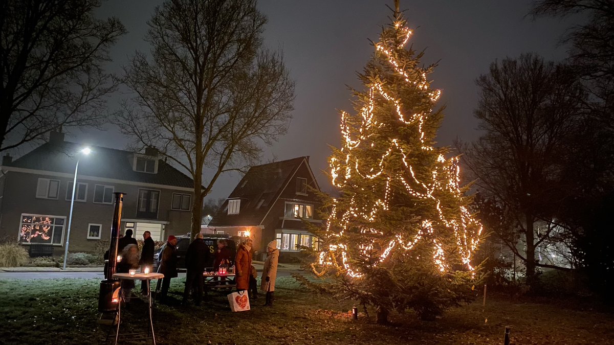 arboretumassen's tweet photo. Door bemiddeling van een vrijwilliger staat een boom van het #arboretumassen te stralen op het plein aan de Iepenlaan te Assen.
Zelfs de kerstboom in het centrum kan niet tippen aan de schoonheid van “onze” kerstboom.
Lees het verhaal op de site: https://t.co/CMPLY9fEFl https://t.co/72rNEowbBo