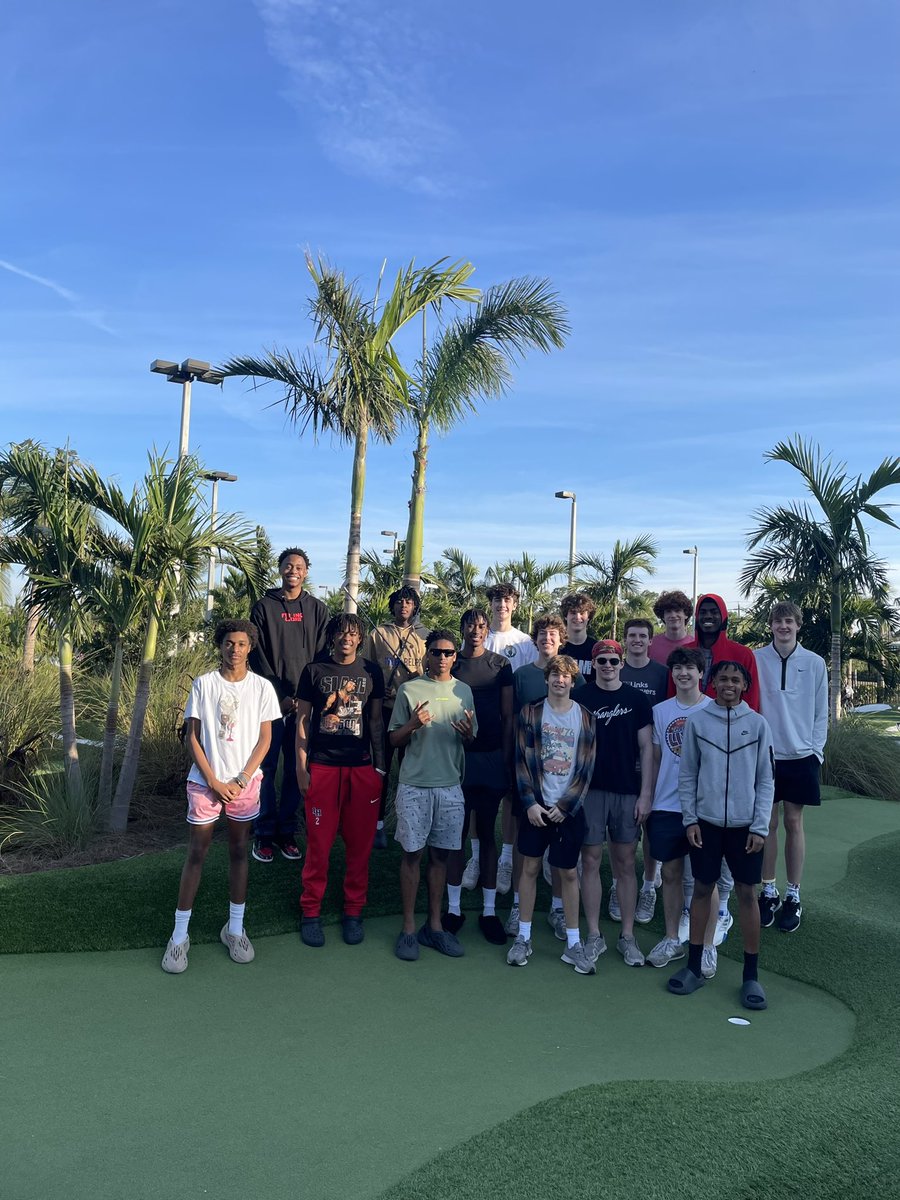 Cats enjoying the sunshine and warm weather down in Florida! 
#Family #LHonTop 🌴🏀🐾