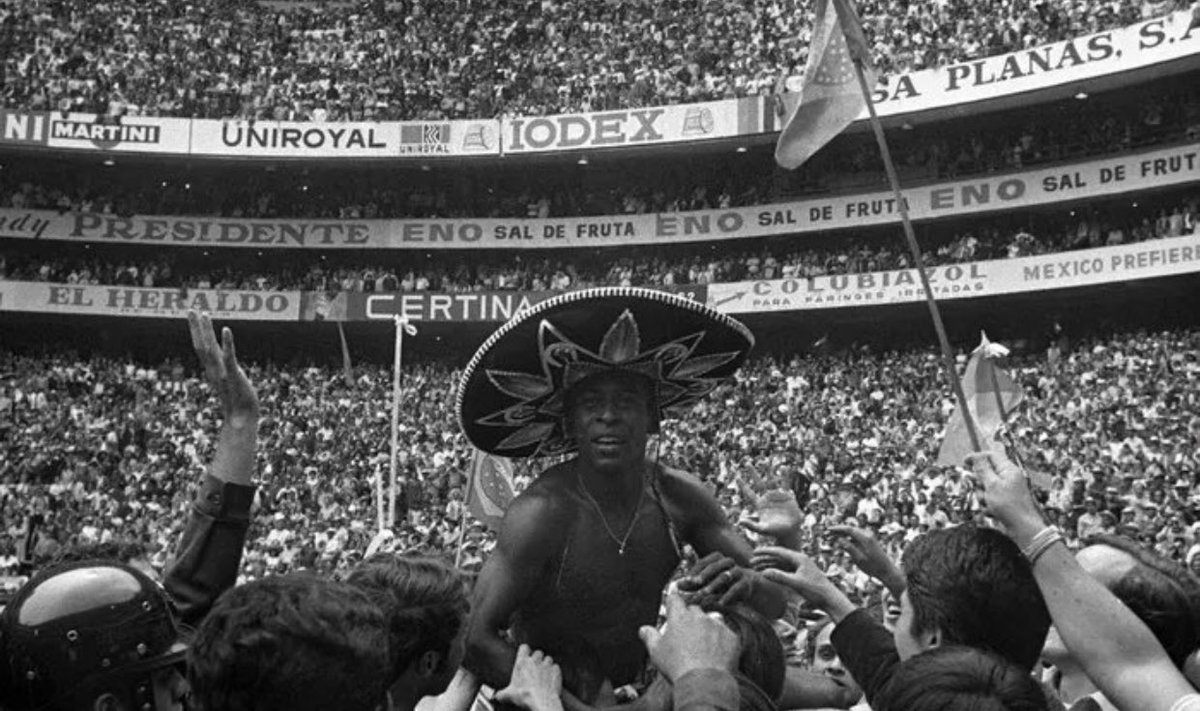 unknownone_7's tweet image. Mexico - 1970
Pele wore a sombrero after winning the WC… Cultural coexistence 

Qatar - 2022
Messi wore a bisht after winning the WC… PR stunt 

Hypocrisy at its ugliest 

#FIFAWorldCup
