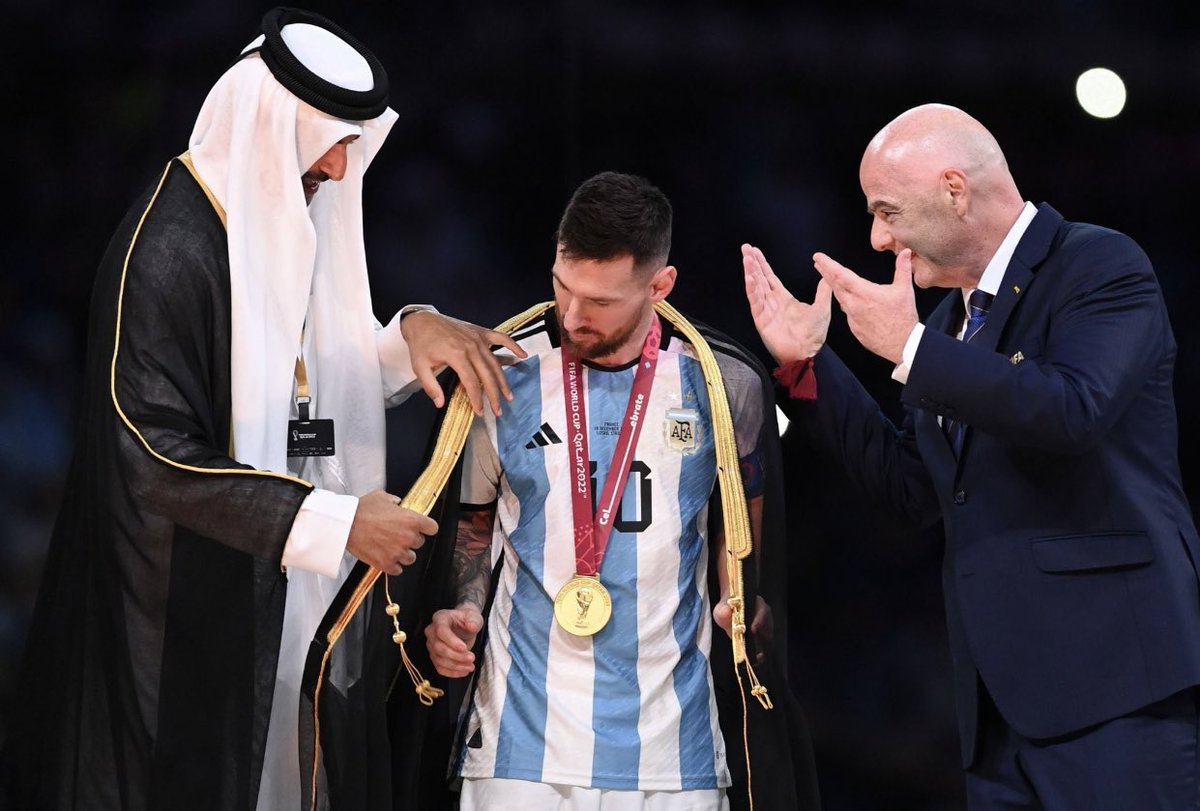 unknownone_7's tweet image. Mexico - 1970
Pele wore a sombrero after winning the WC… Cultural coexistence 

Qatar - 2022
Messi wore a bisht after winning the WC… PR stunt 

Hypocrisy at its ugliest 

#FIFAWorldCup
