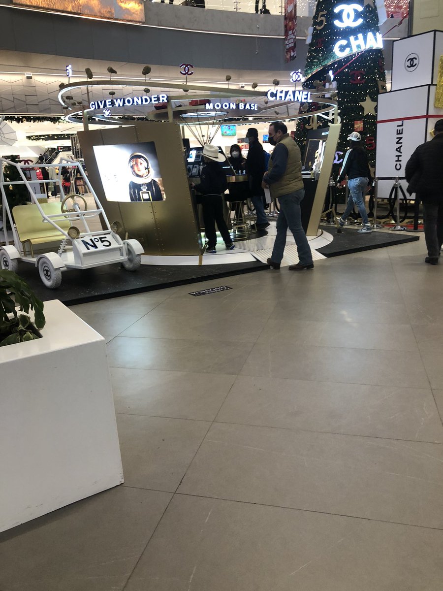 Panikezzz's tweet photo. Andando por aquí en Gale el men que te ofrece la muestra gratis paso y como si no existiera pasa un men Blanco y a él si con mucho gusto perdón trabajador de Chanel por ser moreno pinché clasista de Mierda #Chanel https://t.co/vEEVjWE4Fc
