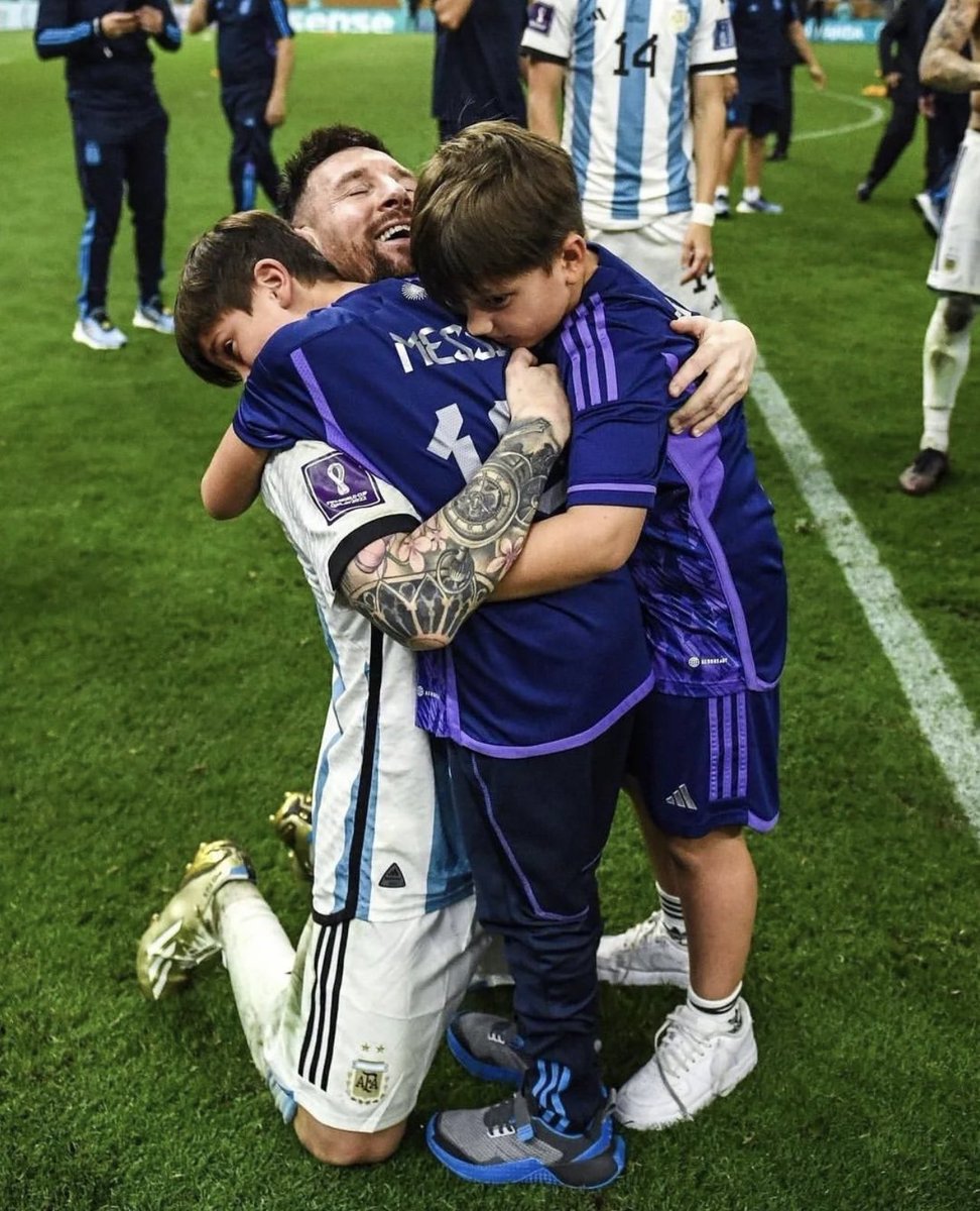 IdaniaChirinos's tweet photo. Cuando además de ser un campeón, se es también un ejemplo dentro y fuera de la cancha!!! #Messi𓃵 #LionelMessi https://t.co/x5Utf5pdEj