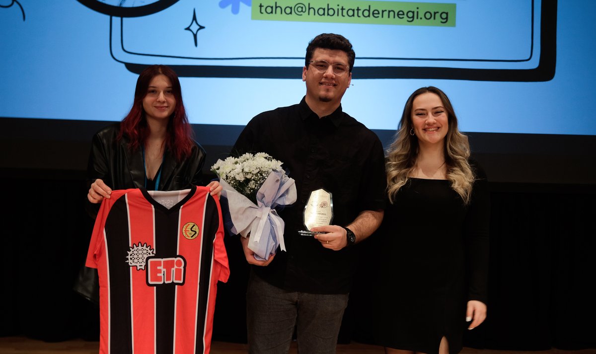 tahanze's tweet photo. Haftayı Eskişehir'de kapatmak güzeldi!
Anadolu Üniversitesi'nin köklü kulüplerinden @marketinganadol'un bu yıl 17'ncisi düzenlenen 'Sıfırın Altında Marketing' etkinliğine katıldım. Üniversite öğrencisi arkadaşlarla birlikte dijitalin dönüşümünü konuştuk. #SAM22 teşekkürler.👏🐯 https://t.co/MljFuLcS3m