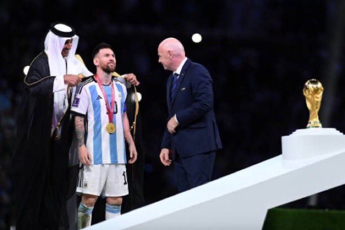 Itsjustmark_'s tweet photo. Messi's black cloak is called a 'Beshth'. Arabian warriors wore it after a victory. It's also worn by the royal family. King of Qatar honoured Messi as a sign of respect. Signifying Messi as a warrior who won for his country Argentina
Also he looked like the king of the game 👑 https://t.co/gIVhNWuByT