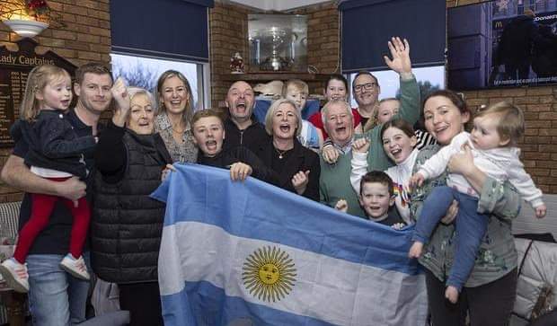 AntoineCelticFC's tweet image. La famille irlandaise d&apos;Alexis Mac Allister célèbre le titre, 
Las Malvinas son argentinas
#Ireland 🇮🇪🤝🇦🇷 #Argentina
#wordcup2022 #FIFAWorldCup