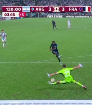 loucosdobandoo's tweet photo. O goleiro da Argentina provou o que falamos aqui esses dias: pra você ser campeão do Mundo precisa de goleiro que faça milagres. Faltou isso para o Brasil em 2 Copas seguidas. https://t.co/zNecrgw4ej