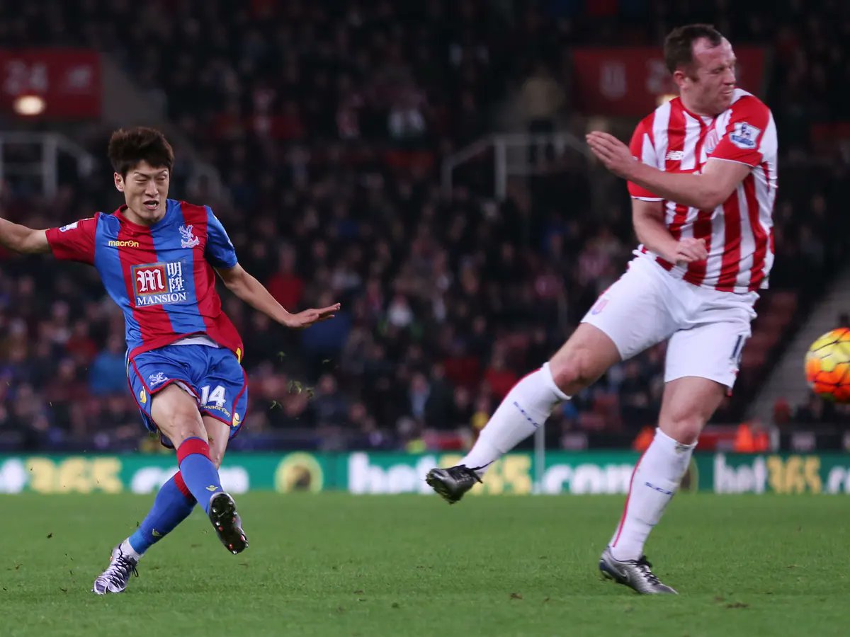 OTD_PL's tweet photo. #OnThisDay in 2015: @stokecity 1-2 @CPFC.
Lee Chung-Yong scored one of the greatest goals in PL history as his first-time screamer won Crystal Palace the points away at Stoke. The goal was scored with two minutes remaining. #CPFC 🔴🔵🇰🇷 https://t.co/GuctJwfhCQ