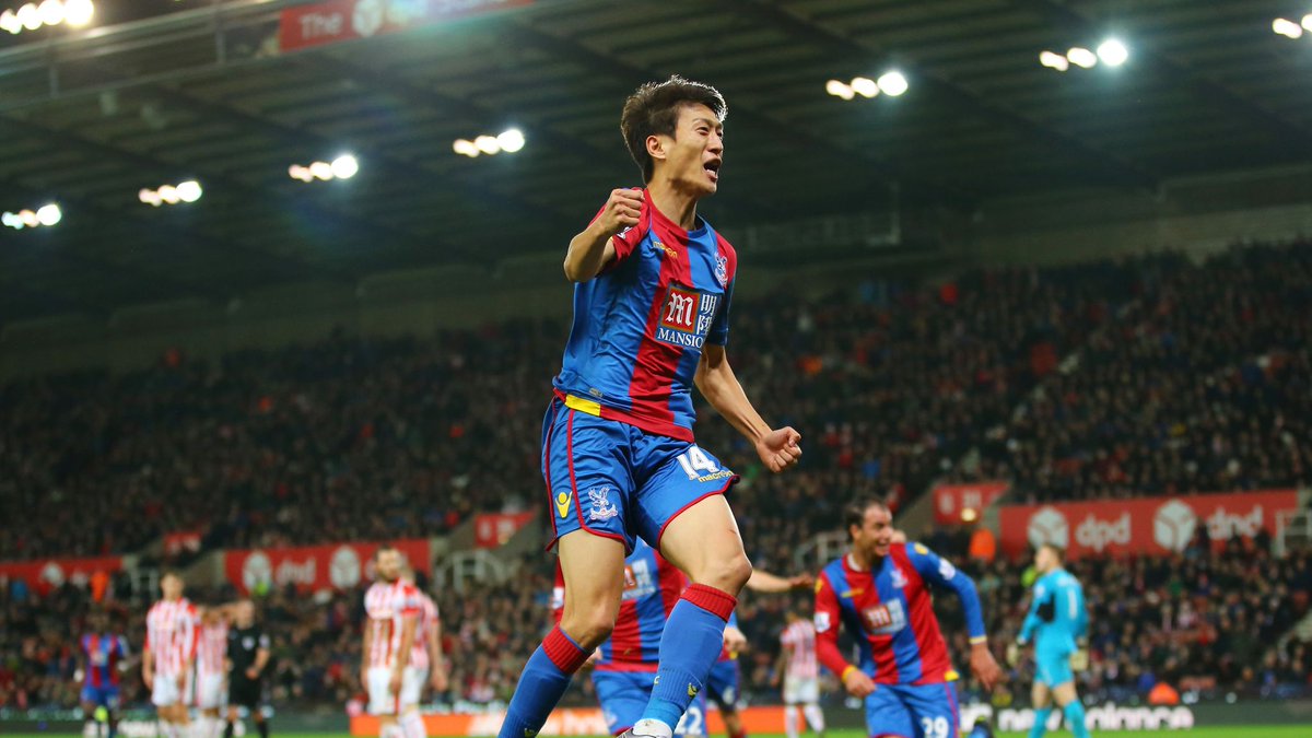 OTD_PL's tweet photo. #OnThisDay in 2015: @stokecity 1-2 @CPFC.
Lee Chung-Yong scored one of the greatest goals in PL history as his first-time screamer won Crystal Palace the points away at Stoke. The goal was scored with two minutes remaining. #CPFC 🔴🔵🇰🇷 https://t.co/GuctJwfhCQ