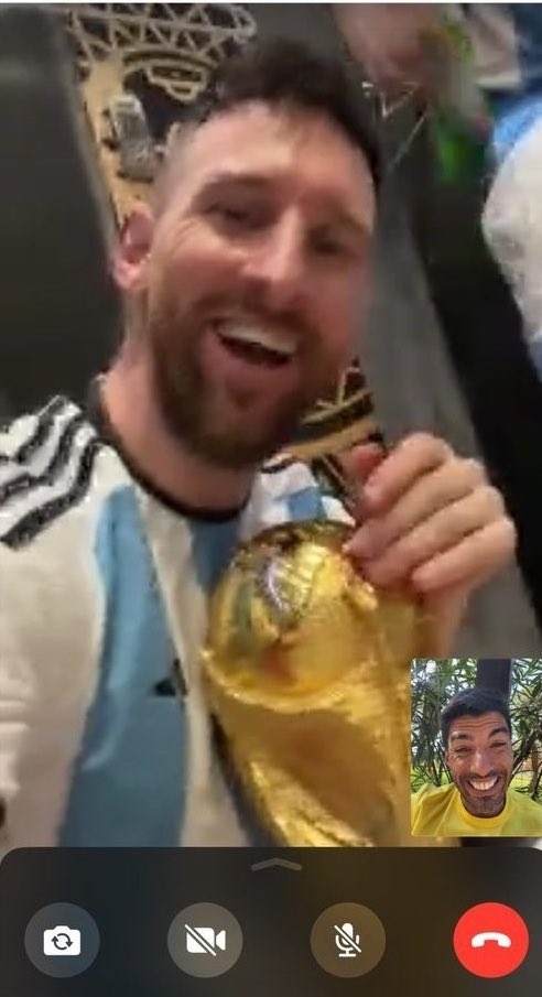 Lionel, en plena videollamada con Lucho Suárez, mostrándole la Copa del Mundo, desde el vestuario de Argentina.

Disfrutarlo con amigos siempre es mejor. ❤️🇦🇷