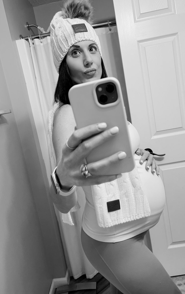 jenkovalov's tweet photo. ๐๐ป๐ฏ Iโm officially #30Weeks ๐โจ #BabyApe ๐ฆ is the size of coconut ๐ฅฅ #BumpUpdate ๐๐
โ๏ธ Sporting my #AMCMerch ๐ฟโฅ๏ธ @AMCTheatres $AMC $APE https://t.co/pGbLReFHB5