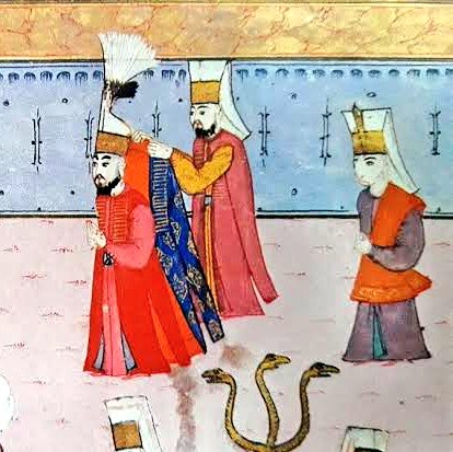 tarihlugati's tweet photo. Osmanlı'da elde edilen bir başarıdan sonra taltif edilecek kişiye kaftan veya cübbe giydirilirdi. Buna "hilat merasimi" denirdi. https://t.co/NlMY1NGx8B