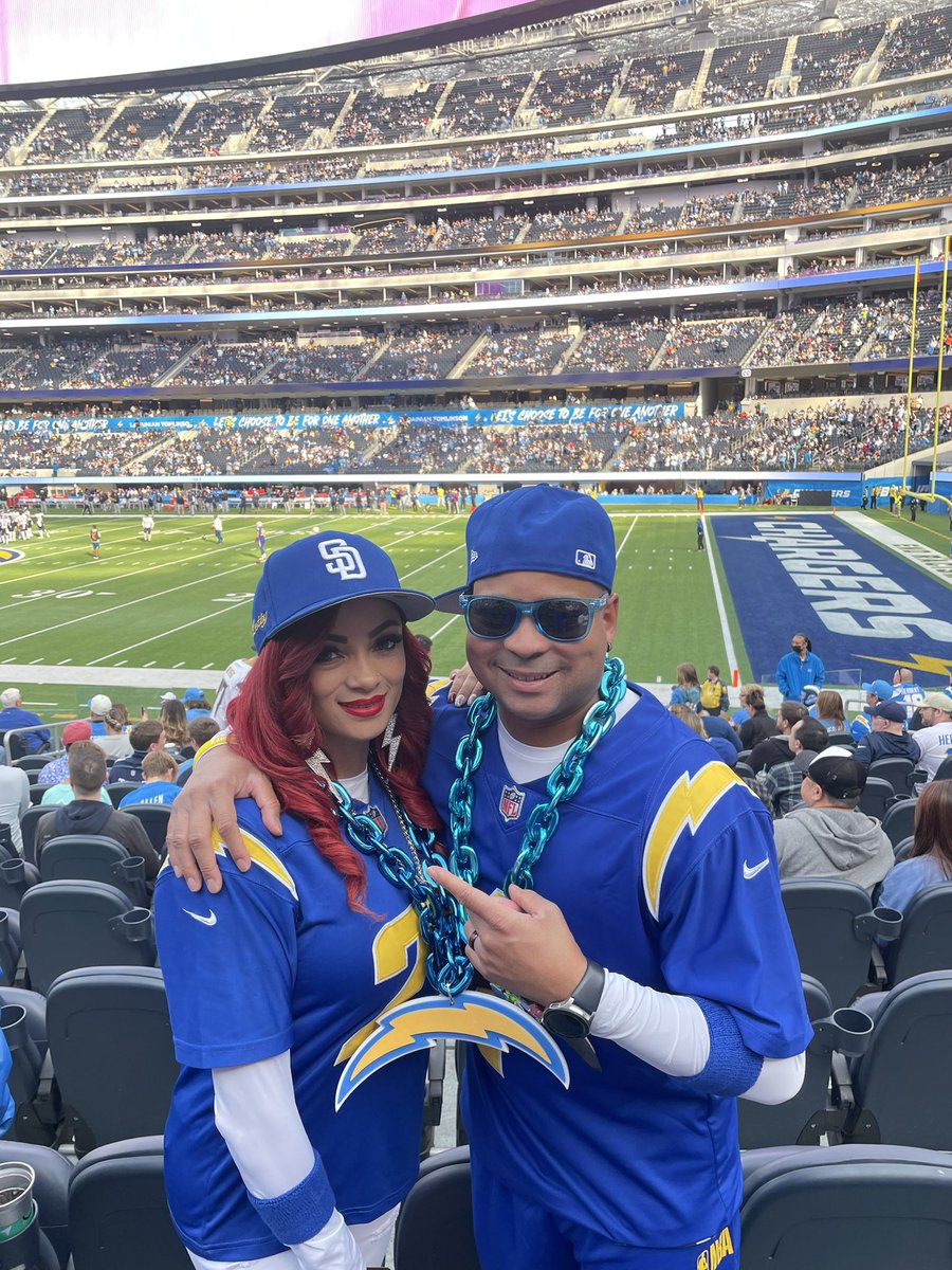_AztecEmpire's tweet photo. #BoltUp HAPPY BIRTHDAY ARMY SERGEANT FIRST CLASS CLINTON!!!!! https://t.co/fKtTYTMjKx