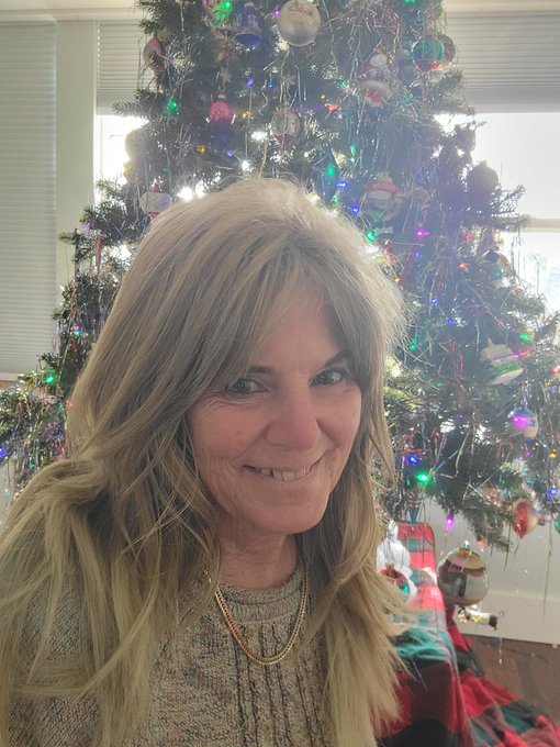 Wrapping some presents 🎁  while I watch the Broncos ! https://t.co/4CfRbNTtEO