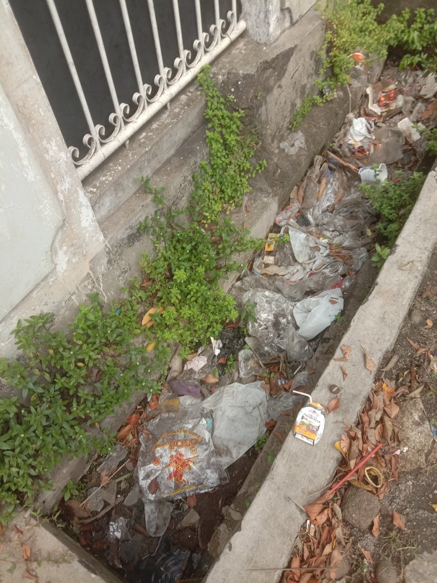 mpokshinta's tweet photo. @DinasPUPR bagaimana dengan got atau gorong gorong yang di jalan bahagia di perbaiki ?
Jadi banyak sampah karna aliran pembuangan tidak jalan mohon perhatikan krn ini jalan utama depok timur https://t.co/cRlU4ED7eC