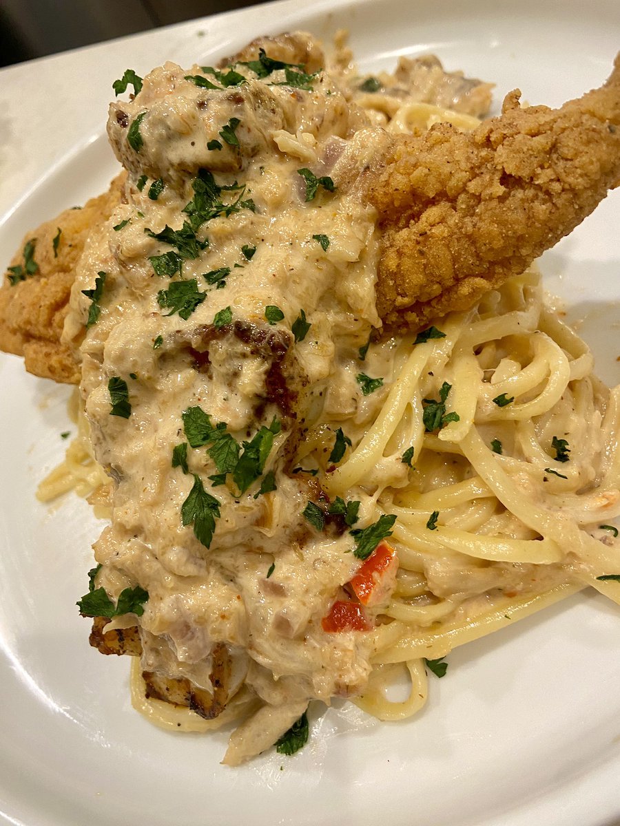 DavycrocetCooks's tweet photo. Haven’t ate all day so I needed sumn.

Came up with this Jumbo Lump Crabmeat Alfredo sauce, sautéed some Jumbo shrimp, and then of course had to compliment it with a piece of Catfish.

Needless to say it was AMAZING.

🫶🏾

Tap In for All of your catering needs💪🏾 https://t.co/0oghkFPKiX