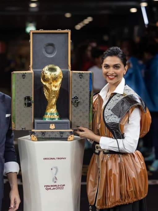 AsiifNawaz's tweet photo. DID YOU KNOW: 
The @FIFAWorldCup winner @Argentina did not get the original FIFA World Cup trophy and are instead awarded with a gold-plated replica.  
#FIFAWorldCup    #Qatar2022 https://t.co/MZfZZXIVTY