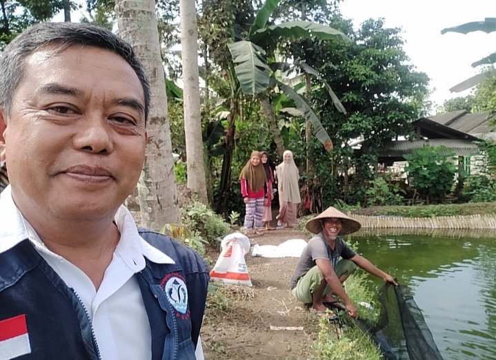 Wawan_s63's tweet photo. Jumat, 16-12-2022. Wawan Setiawan Penen ikan Nila kolam tanah pak Supardi seluas 500 m2 dengan produksi 675 kg ( size 4-5 ekr/kg ) di Desa Aik Berik, Kecamatan Batukliang Utara, Kabupaten Lombok Tengah
#GiatLuhkanSatminkalGondol
#Luhlapur
#Lomteng https://t.co/kDgKJrqYlH