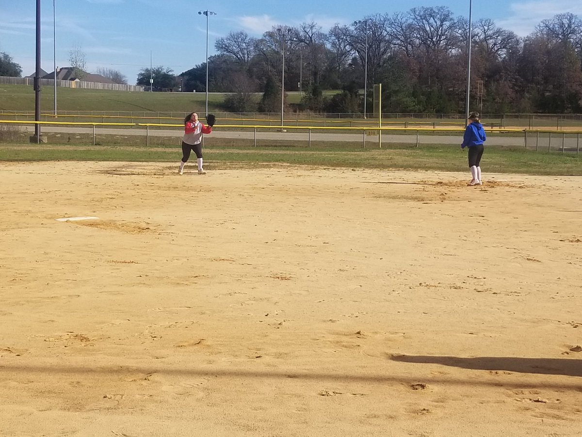 AlexisSmallN08's tweet photo. Fun holiday practice with my team 🎁🎄🎉 @AggieSoftball @MeanGreenSB @OCeaglesSB @BearkatsSB @UCF_Softball @AlabamaSB @TexasTeamsmith #softballpractice #softball #teampractice https://t.co/X93xzHO3z2
