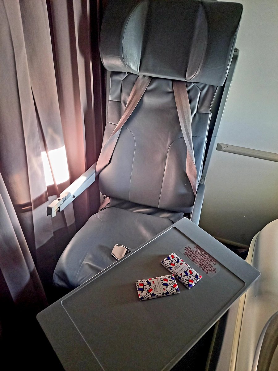 marcleflour's tweet photo. Un mini salon privé pour moi seul.
Et avec Le chocolat des Français.
Merci à tout l'équipage, et au CDB pour m'avoir accordé ce siège service, et nous avoir fait vivre le match.
#af165 #AirFrance #fgsqd
#lechocolatdesfrançais https://t.co/davQWUyU1E