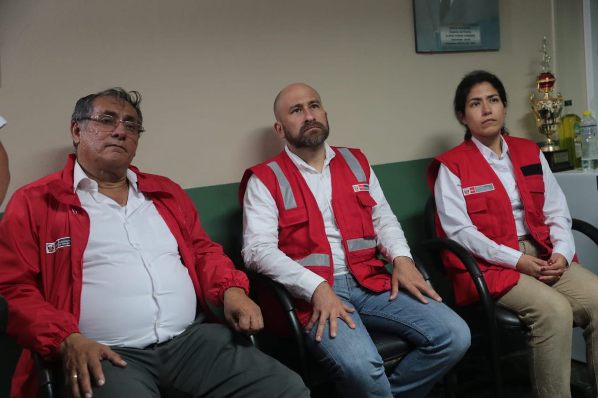 MTC_GobPeru's tweet photo. #Ahora La ministra Paola Lazarte y los titulares de @MinemPeru, Óscar Vera, y @MTPE_Peru, Luis García, llegaron a Chala, en Arequipa, y se reúnen con representantes de la población para escuchar sus necesidades. Mañana sostendrán una reunión con los mineros artesanales. https://t.co/ynASl3KRxZ