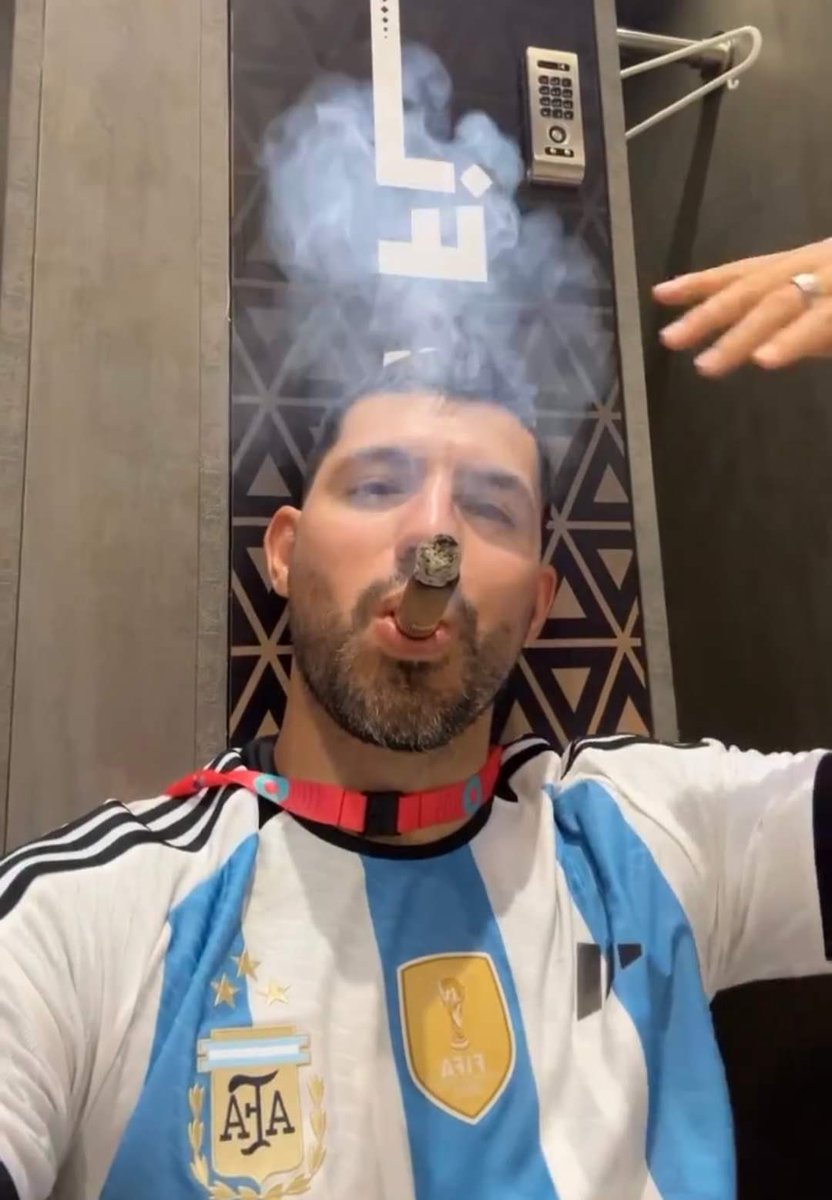 MEDALI GAK DAPET ❌
NAMANYA DI SQUAD GAK ADA ❌
UDAH PENSIUN 
SERGIO AGUERO 🚬
HYPE NYA TETEP DAPET!!