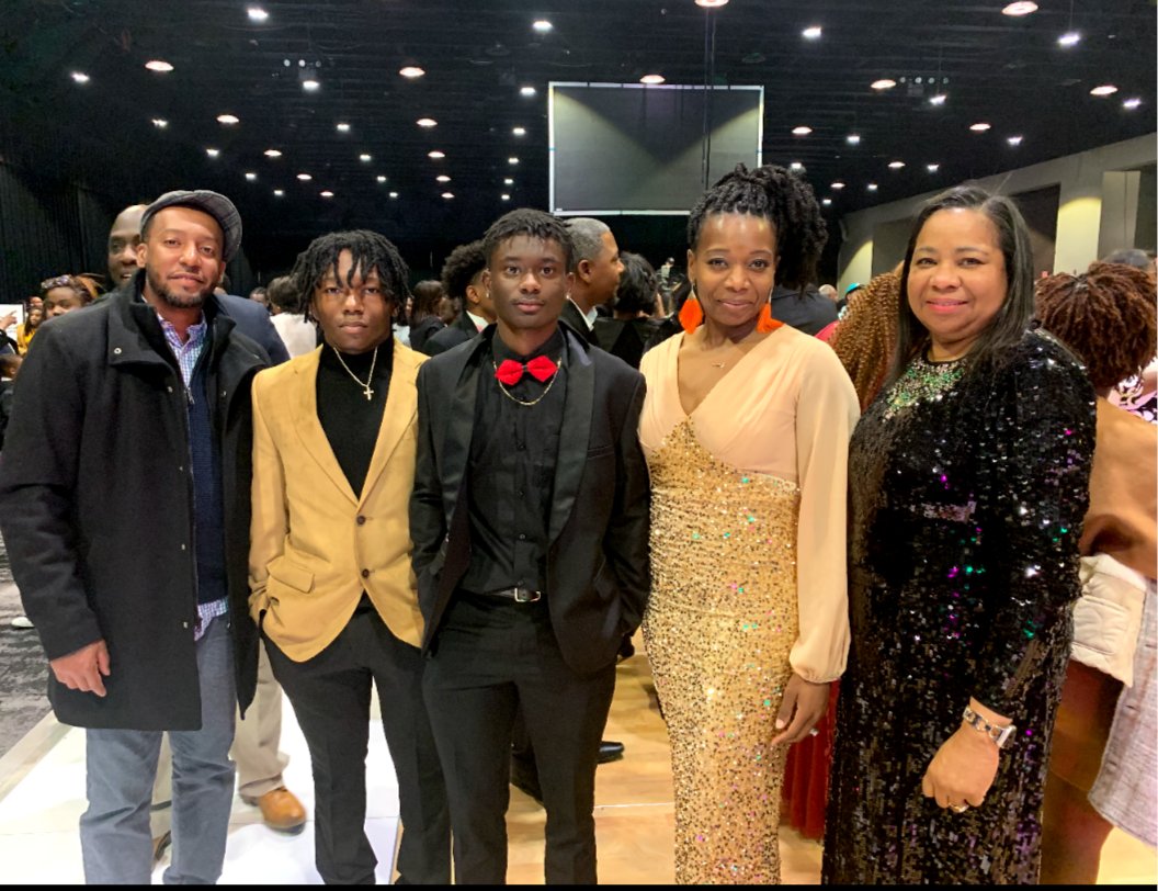 AprilReesee's tweet photo. It was an Honor to Co-Sponsor The Gorgeous Dayana Anthony at ETO's Cotillion '22 last night. Several 
@HillcrestHSRams students participated as escorts and Sub-Debs. What a night of excellence! #meritandculture💗💚 #AKA https://t.co/lJOcgfiFyo
