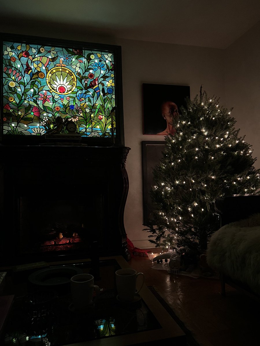 Переїхала на нову хату, поставили ялинку. Заходьте на затишний чай☕️