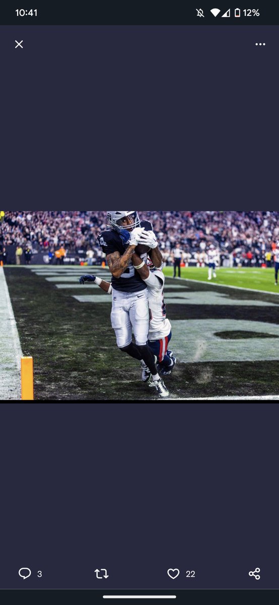 ethanwebber7's tweet photo. @Boston_Diehards @NFL This angle shows that he was actually in bounds. The Hunter Henry call was BS, but this might be legit https://t.co/aTKBo9cs98