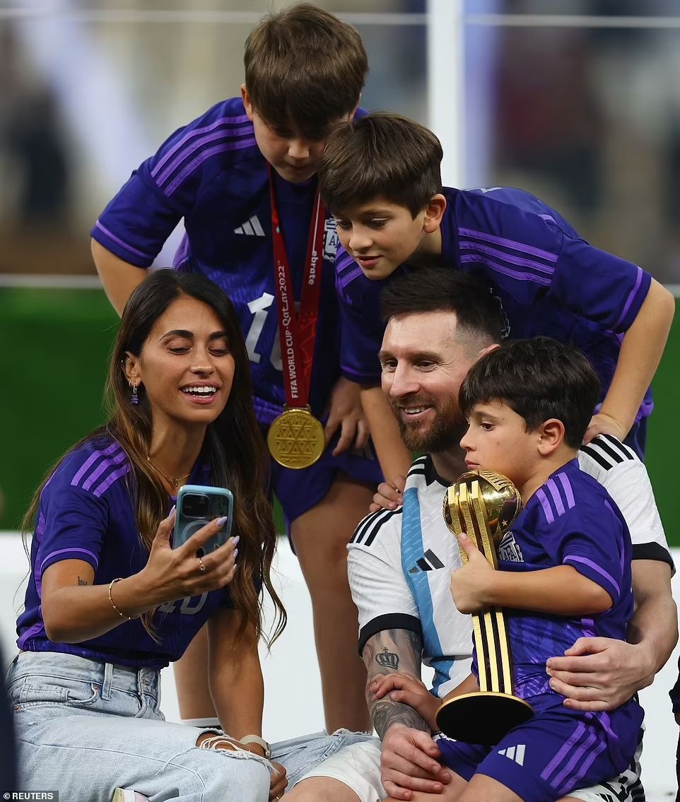 alvatabitha's tweet photo. #ThatWasEpic
#LionelMessi
wife & children
#FIFAWorldCup https://t.co/YEJBOvgaYS