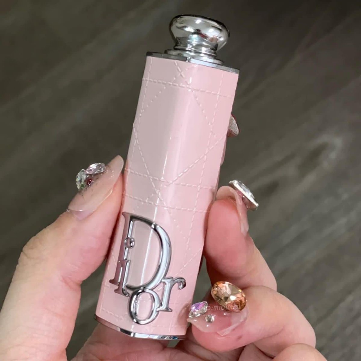 hkxxkrjp's tweet photo. Can't stop thinking about this Dior lipstick. Self-reward because I deserve something special for myself after working all day long. Arghh cantiknyaaaa 🥺🫶 https://t.co/s7AKUQ0bBf
