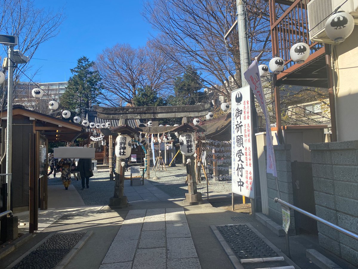 埼玉県川越市
川越熊野神社

本殿の写真撮りそびれた(白目)
平成を書いた人が書いた令和がありました(白目)

水晶に手を触れるとお告げをくれる水晶があったんだけど、縁結びの水晶に触れたら「素直になりましょう」みたいなことを言われました(白目)

御朱印いただきました
ビエ!!! 