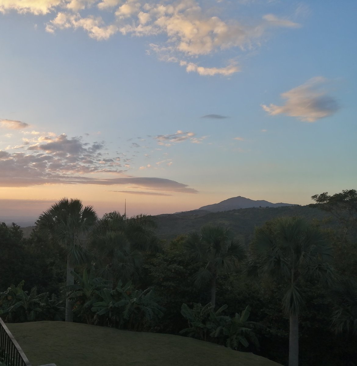 Hermoso Atardecer con el Diego de Ocampo de fondo desde mi pueblo natal.... Gurabo ! 
#RinconcitosRD
#RDPorLoAlto🇩🇴
📸 RinconcitosRD