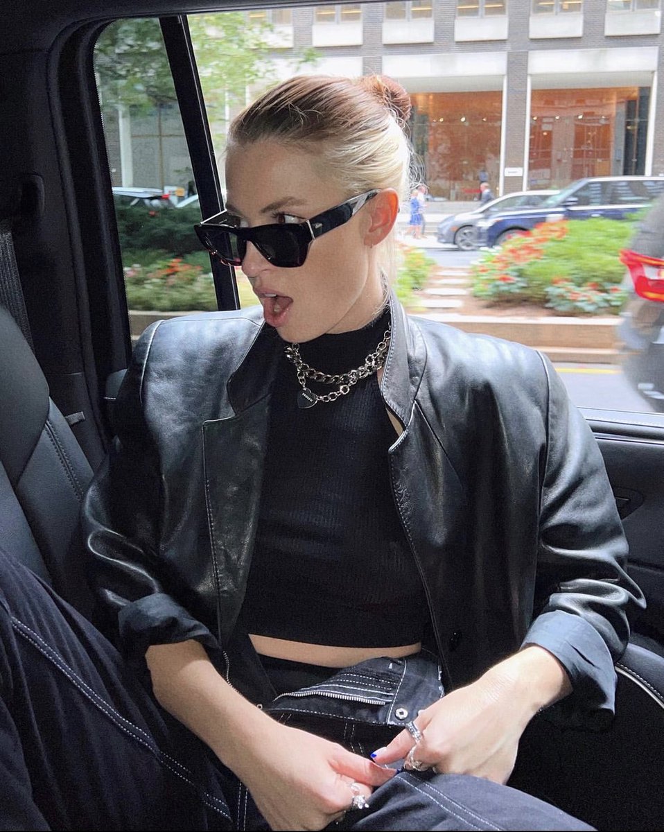 grandykerenee's tweet photo. when cari gives off rich gay aunt vibes>>> https://t.co/vdebCoFlcm