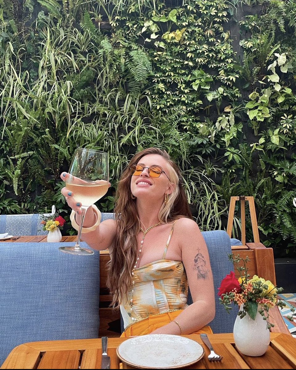 grandykerenee's tweet photo. when cari gives off rich gay aunt vibes>>> https://t.co/vdebCoFlcm