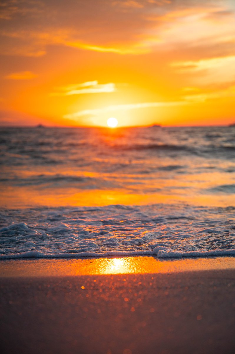 If you're too busy to stop and enjoy a sunset this holiday season, you're just too busy. 🤟🌅 #TreasureIslandBeach #Florida