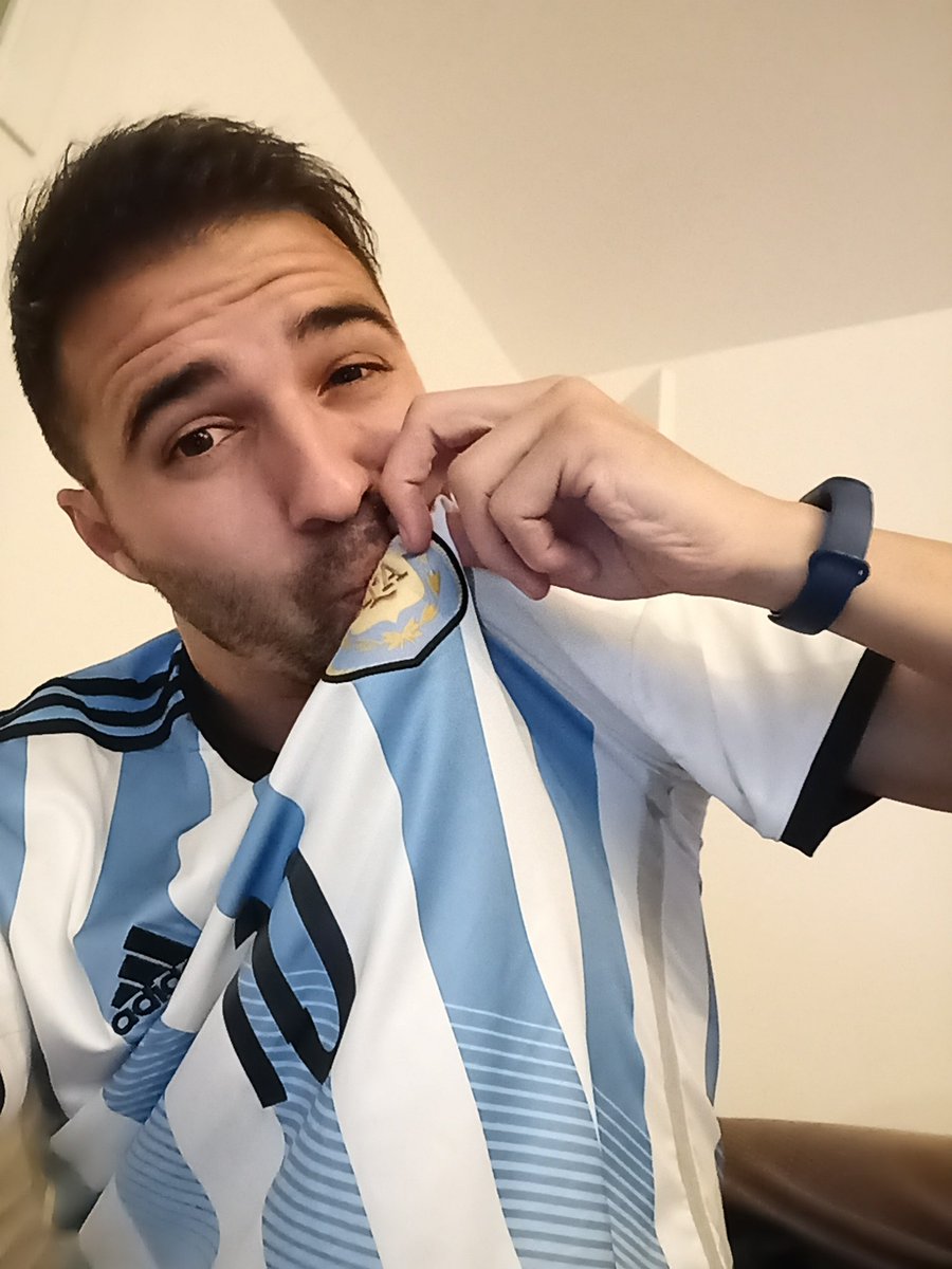 Pensant en com haurà gaudit el senyor <a href="/oskarralogia/">Ø</a> .... Fa 8 anys vam patir i perdre la final a casa seva acompanyant-nos i fent spoiler del gol en <a href="/rubengg5/">Rvbn</a>