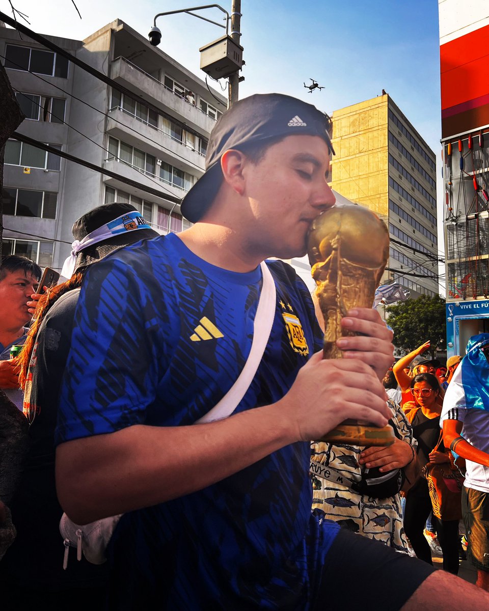 Se dio. Te seguí a todas partes del mundo y por fin pudimos saborear la gloria eterna. No sos un amor que me lastima, sos el amor de mi vida. Soy el tipo más feliz del mundo, así como los 45 millones de argentinos que soñamos con esto desde que tenemos uso de la razón 🇦🇷🏆